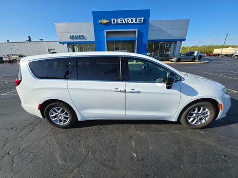 Used 2024 Chrysler Pacifica Touring-L FWD image 6