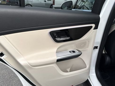 Used 2025 Mercedes-Benz GLC 300 4MATIC image 23