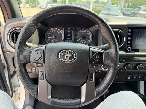 Used 2022 Toyota Tacoma TRD Off-Road image 11