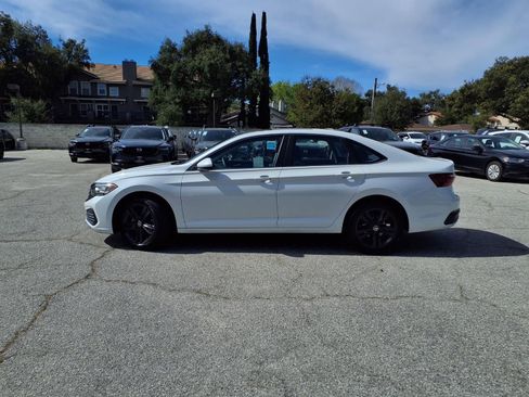 Certified 2022 Volkswagen Jetta SE image 4