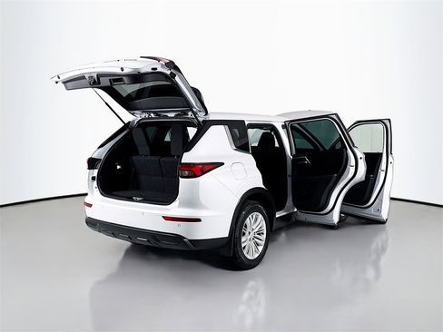 Used 2023 Mitsubishi Outlander ES image 22