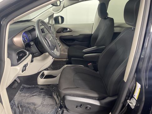 Used 2023 Chrysler Voyager LX FWD image 13