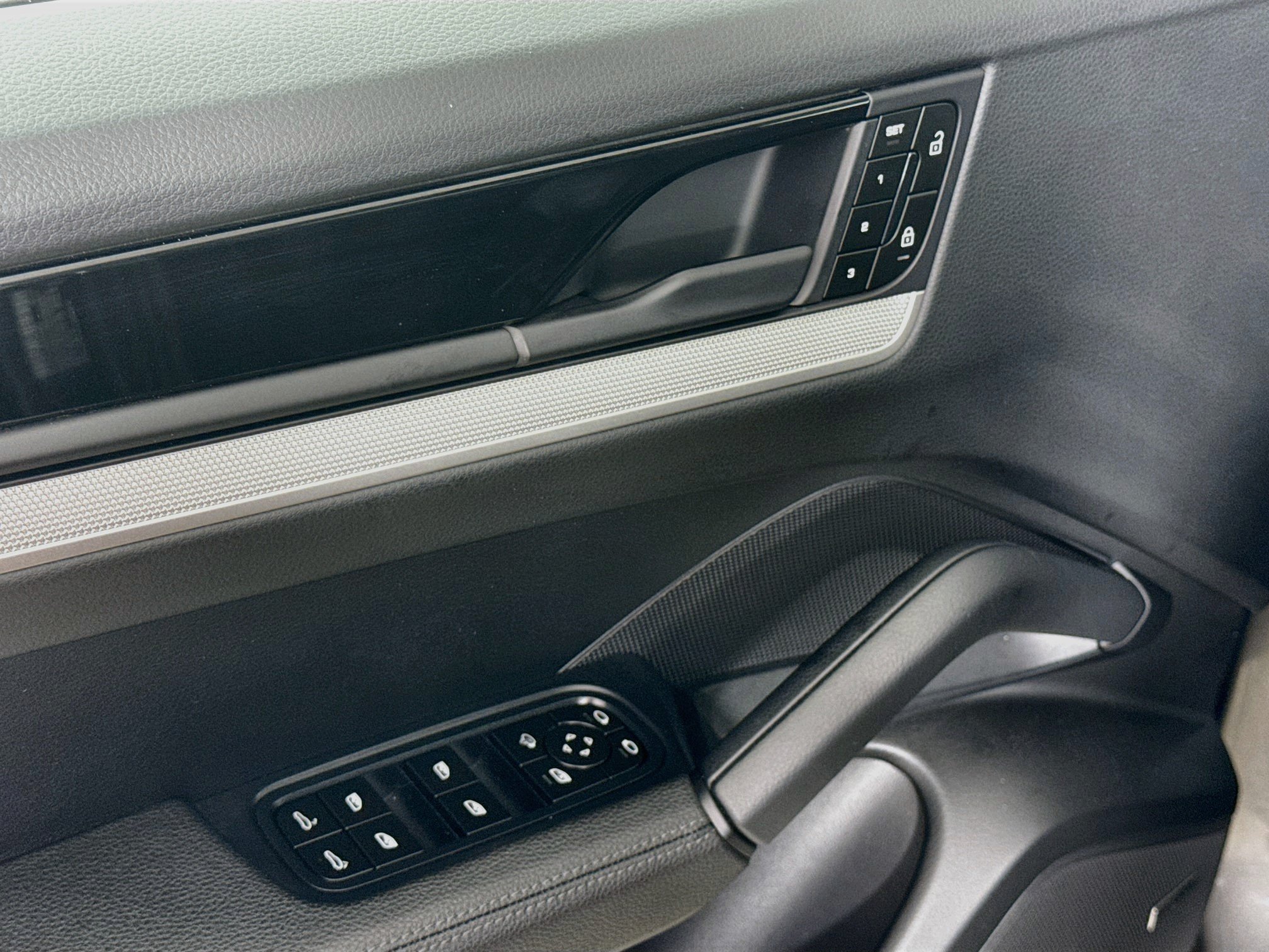 Certified 2024 Porsche Cayenne AWD/4WD image 11