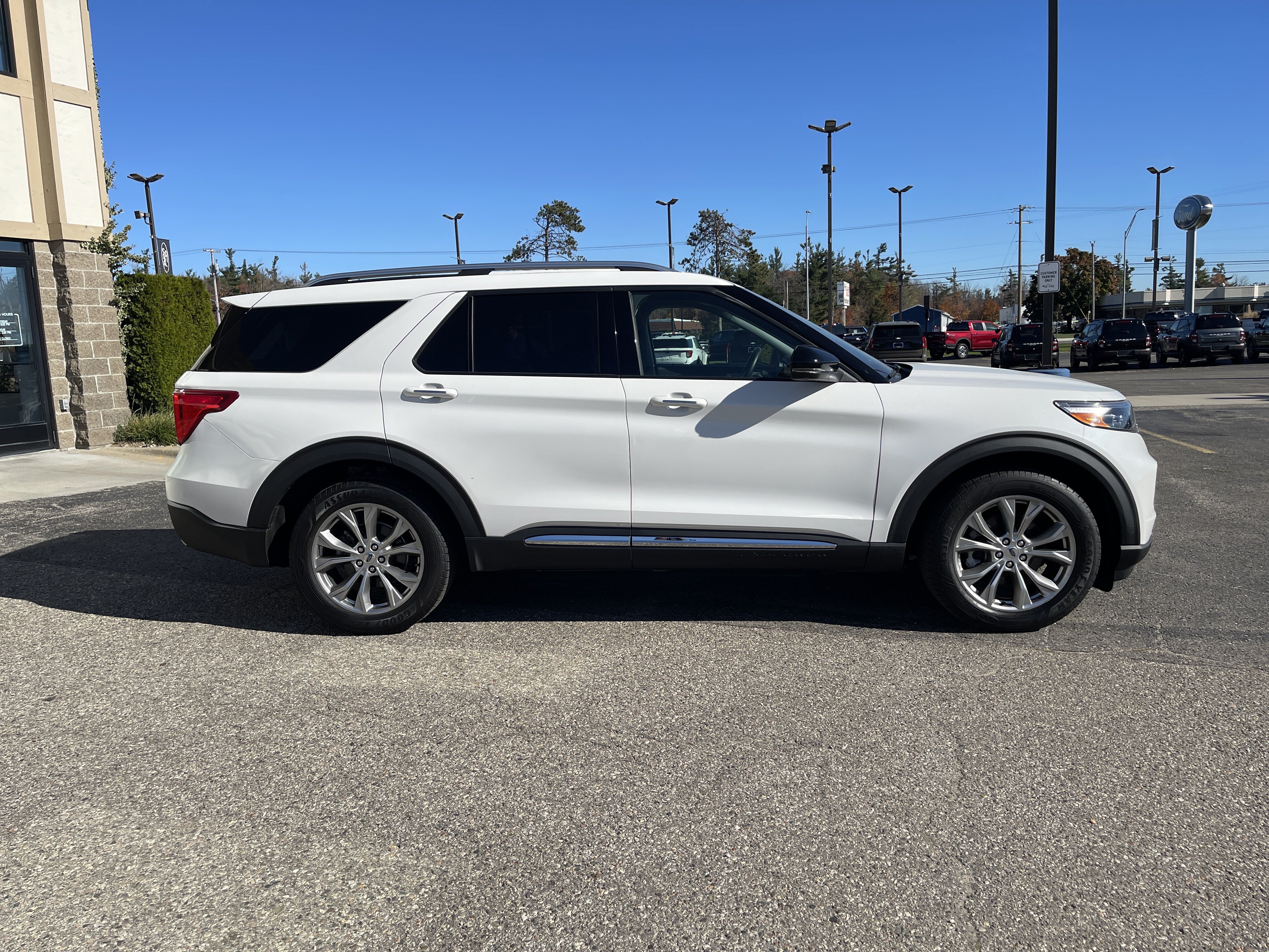 Used 2021 Ford Explorer Limited w/ Equipment Group 301A AWD/4WD image 3