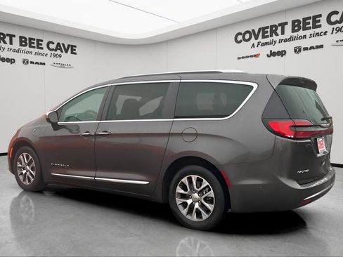 Used 2023 Chrysler Pacifica Pinnacle image 6