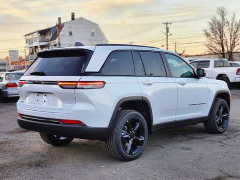 New 2025 Jeep Grand Cherokee Altitude image 5