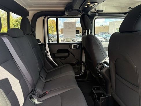 Used 2022 Jeep Gladiator Sport image 18