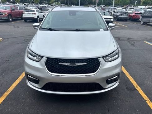 Used 2022 Chrysler Pacifica Limited AWD/4WD image 1