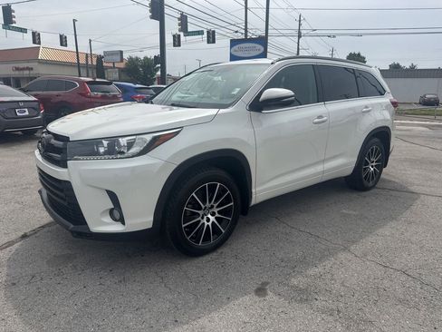 Used 2018 Toyota Highlander SE AWD/4WD image 1