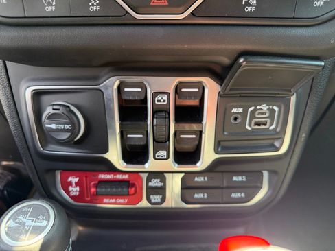 Used 2025 Jeep Wrangler Unlimited Rubicon AWD/4WD image 23