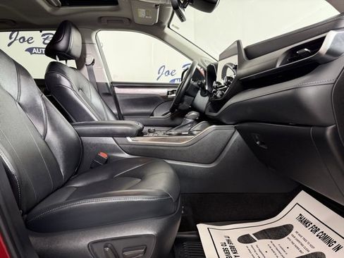 Used 2023 Toyota Highlander Limited image 19