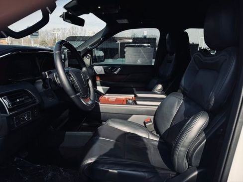 Used 2022 Lincoln Navigator Reserve image 18