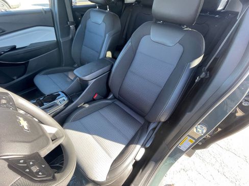 Used 2025 Chevrolet Trax LT image 36