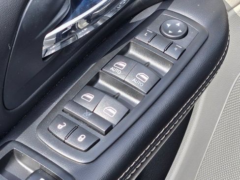 Used 2014 Chrysler Town & Country Touring FWD image 19