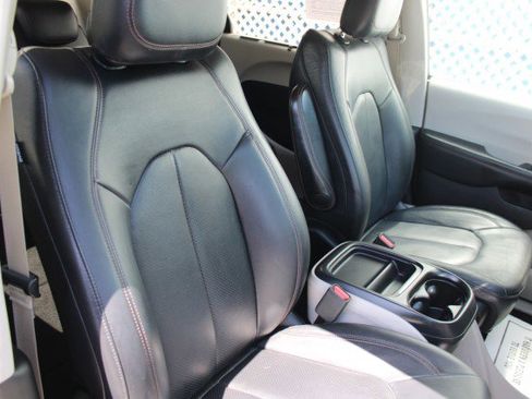 Used 2019 Chrysler Pacifica Touring-L image 15