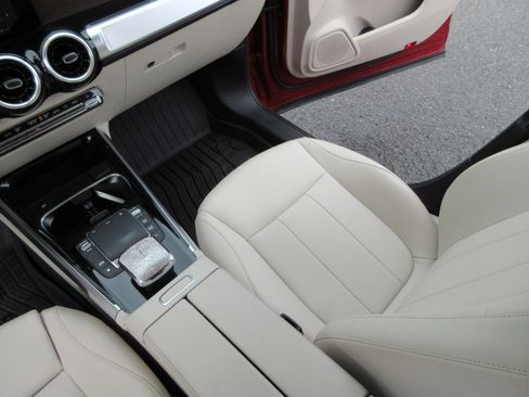 Used 2022 Mercedes-Benz GLB 250 4MATIC image 18