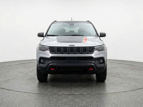 Used 2025 Jeep Compass Trailhawk image 2