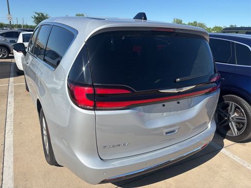 Used 2024 Chrysler Pacifica Touring-L image 2