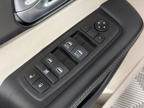 Used 2024 Chrysler Pacifica Touring-L FWD image 13