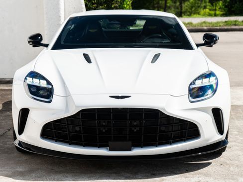 Used 2025 Aston Martin V8 Vantage Coupe RWD image 12