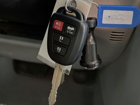 Used 2016 Toyota Camry LE image 36