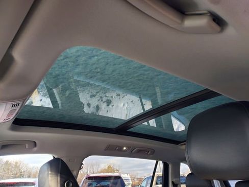 Used 2022 Volkswagen Tiguan SE w/ Panoramic Sunroof Package image 34
