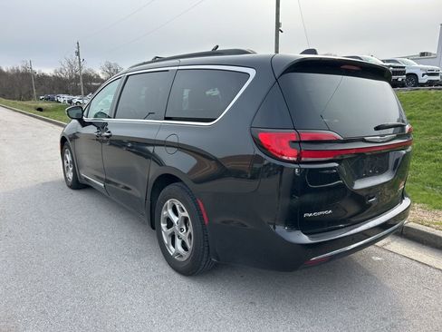 Used 2023 Chrysler Pacifica Limited image 4