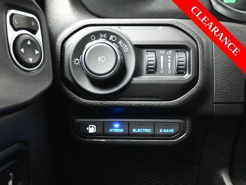 Used 2022 Jeep Wrangler Unlimited Sahara AWD/4WD image 31