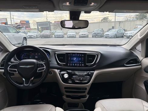 Used 2018 Chrysler Pacifica Touring-L image 20