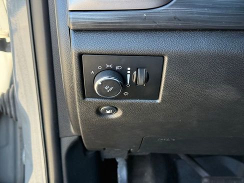 Used 2019 Jeep Grand Cherokee Laredo AWD/4WD image 18