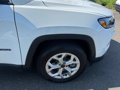 Used 2025 Jeep Compass Latitude AWD/4WD image 8