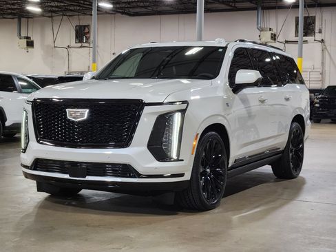 Used 2025 Cadillac Escalade Sport Platinum w/ LPO, ONYX Package AWD/4WD image 3