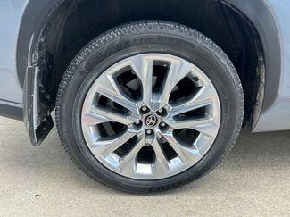 Used 2023 Toyota Highlander Limited FWD video 2