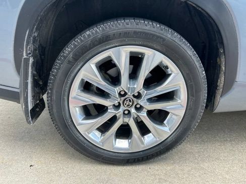 Used 2023 Toyota Highlander Limited FWD image 2