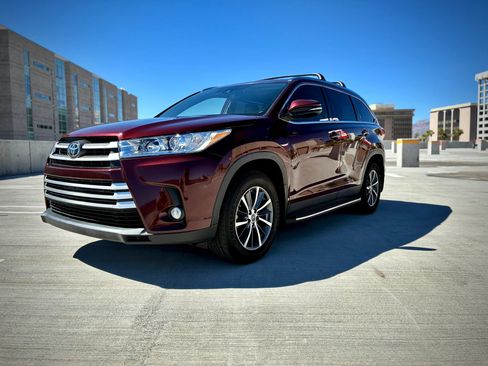 Used 2019 Toyota Highlander XLE FWD image 4