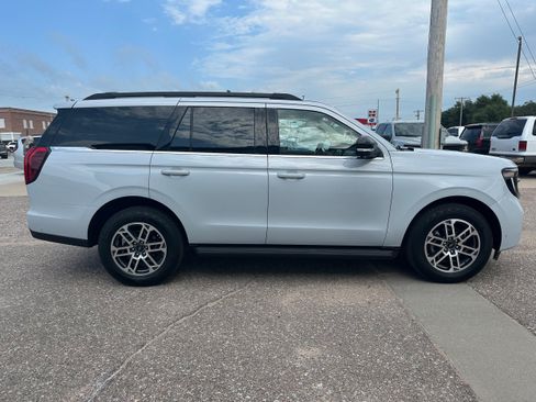 Used 2025 Ford Expedition Active AWD/4WD image 7