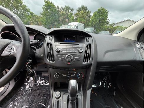 Used 2015 Ford Focus SE w/ SE Sport Package FWD image 11
