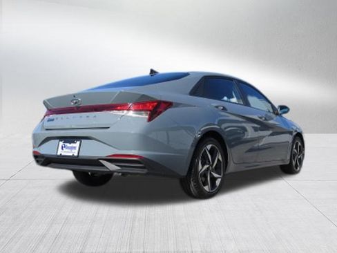 Used 2023 Hyundai Elantra SEL w/ Convenience Package image 3