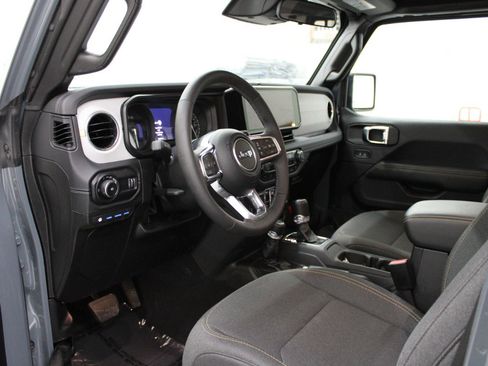 Used 2025 Jeep Wrangler Unlimited Sahara w/ Safety Group image 7