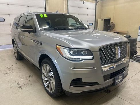 Used 2023 Lincoln Navigator Reserve image 3
