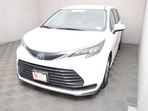 Certified 2024 Toyota Sienna LE FWD image 1
