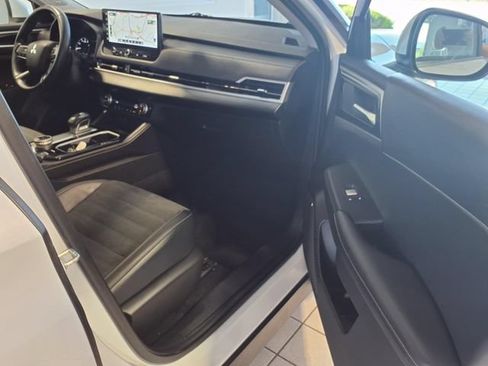 Used 2025 Mitsubishi Outlander SE AWD/4WD image 25