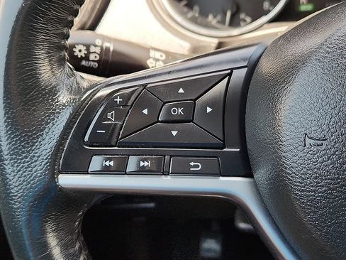 Used 2018 Nissan Rogue SV AWD/4WD image 16