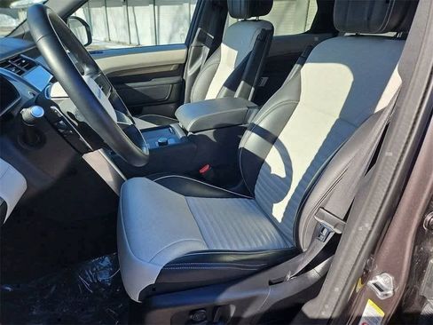 Used 2024 Land Rover Discovery Metropolitan Edition image 5