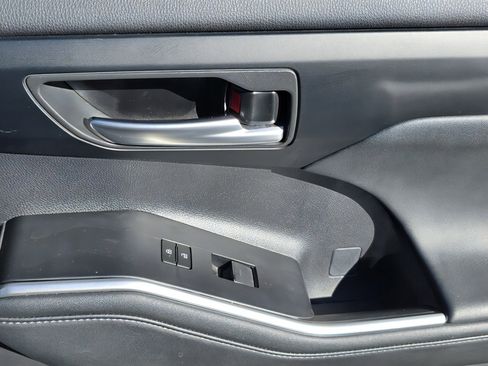 Used 2024 Toyota Highlander XLE image 16