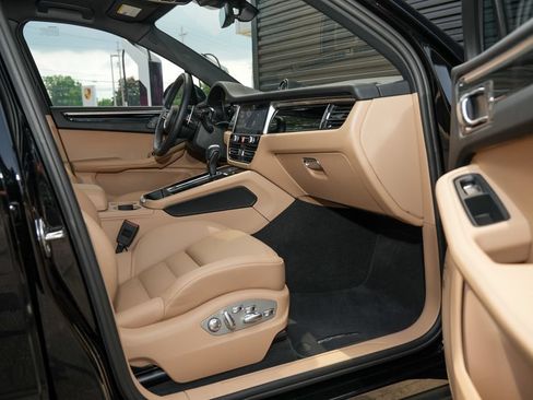 Certified 2026 Porsche Macan AWD/4WD image 35