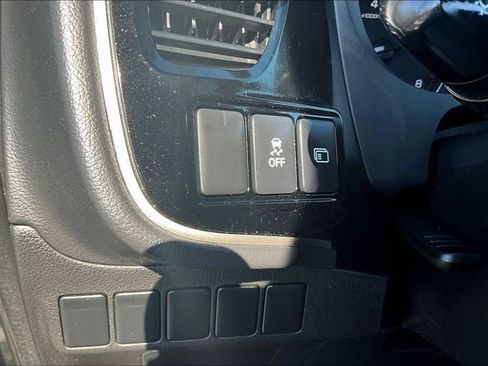 Used 2018 Mitsubishi Outlander FWD image 14