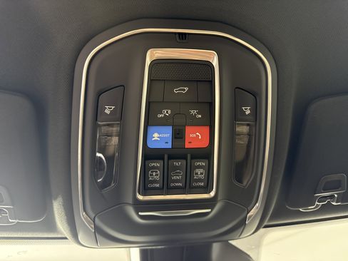 New 2025 Jeep Grand Cherokee Limited w/ Luxury Tech Group II image 19