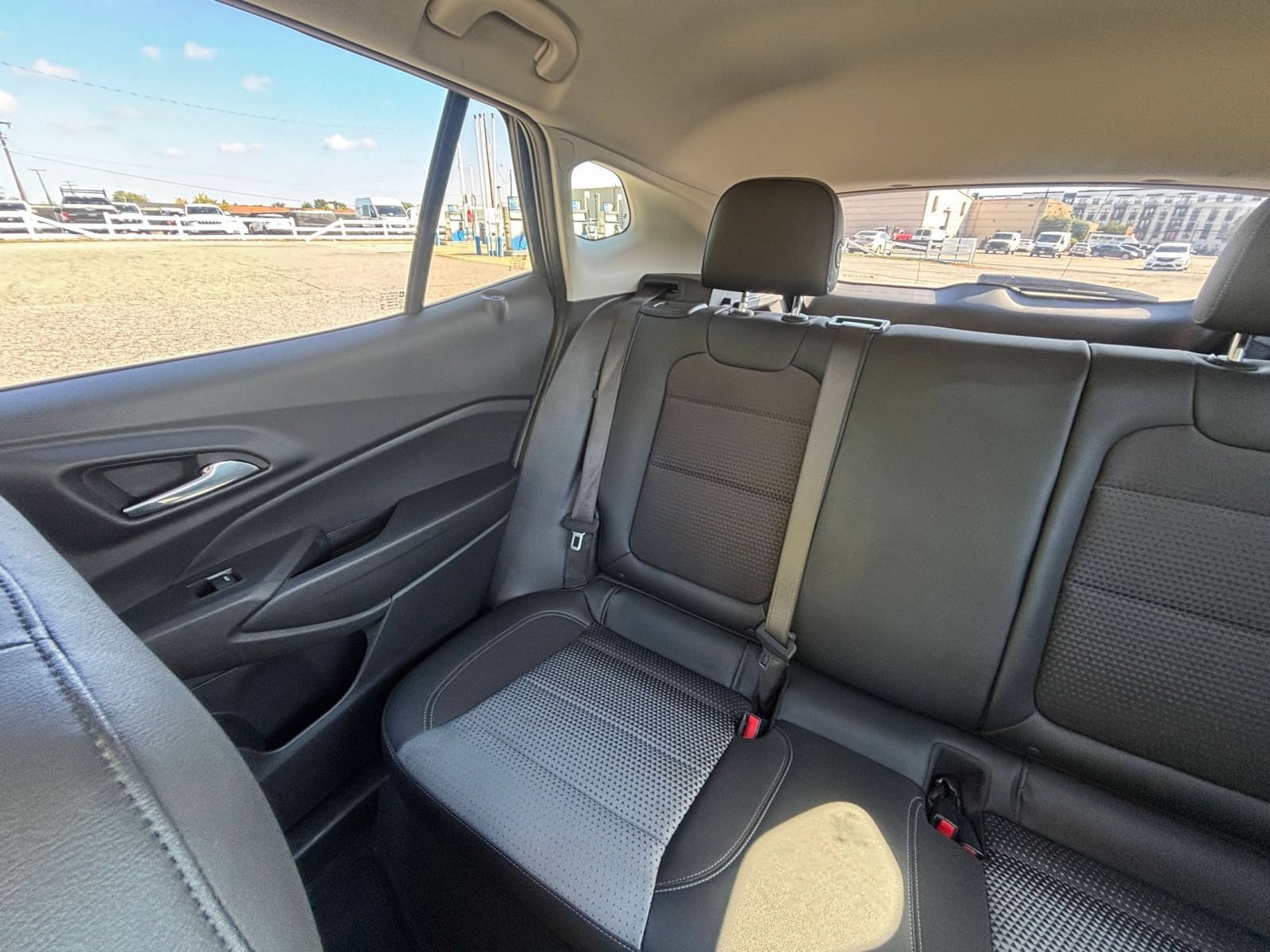 Used 2025 Chevrolet Trax LT w/ LT Convenience Package FWD image 38