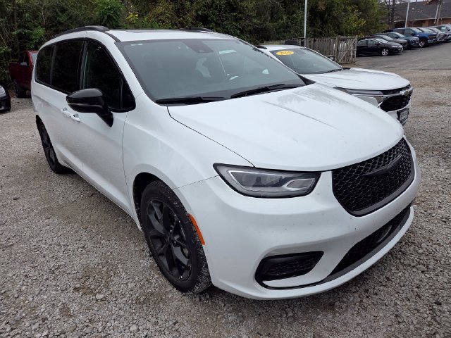 Used 2025 Chrysler Pacifica Limited FWD image 3